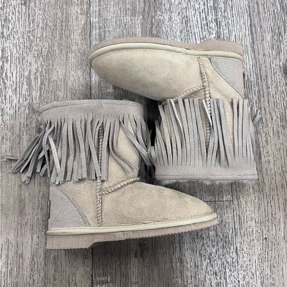 Koolaburra By UGG Kids Short Fringe Boots - Picture 1 of 8